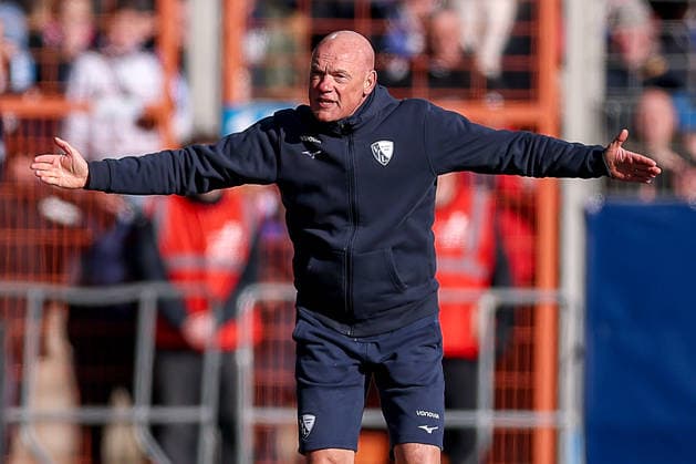 15.02.2026, Fußball, VfL Bochum - SC Paderborn 07, 2. Fußball Bundesliga, 22. Spieltag, Vonovia Ruhrstadion, Saison 2025 2026: Cheftrainer Uwe Rösler (VfL Bochum hc) gestikulierend am Spielfeldrand DFB regulations prohibit any use of photographs as image sequences and or quasi-video. Nordrhein-Westfalen Deutschland