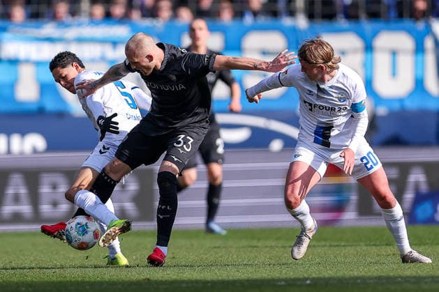 15.02.2026, Fußball, VfL Bochum - SC Paderborn 07, 2. Fußball Bundesliga, 22. Spieltag, Vonovia Ruhrstadion, Saison 2025 2026: Philipp Hofmann (VfL Bochum 33) im Zweikampf gegen Santiago Castaneda (SC Paderborn 05) Felix Götze (SC Paderborn 20) DFB regulations prohibit any use of photographs as image sequences and or quasi-video. Nordrhein-Westfalen Deutschland