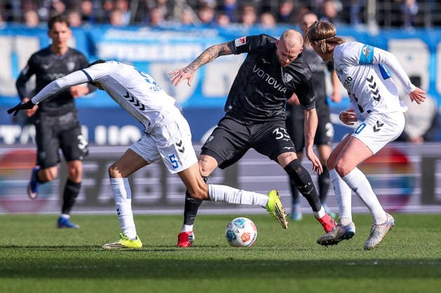 15.02.2026, Fußball, VfL Bochum - SC Paderborn 07, 2. Fußball Bundesliga, 22. Spieltag, Vonovia Ruhrstadion, Saison 2025 2026: Philipp Hofmann (VfL Bochum 33) im Zweikampf gegen Santiago Castaneda (SC Paderborn 05) Felix Götze (SC Paderborn 20) DFB regulations prohibit any use of photographs as image sequences and or quasi-video. Nordrhein-Westfalen Deutschland