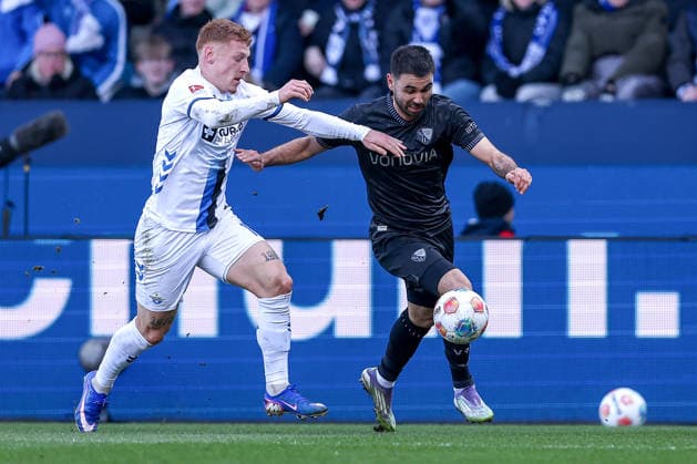 15.02.2026, Fußball, VfL Bochum - SC Paderborn 07, 2. Fußball Bundesliga, 22. Spieltag, Vonovia Ruhrstadion, Saison 2025 2026: Laurin Curda (SC Paderborn 17) im Zweikampf gegen Gerrit Holtmann (VfL Bochum 17) DFB regulations prohibit any use of photographs as image sequences and or quasi-video. Nordrhein-Westfalen Deutschland