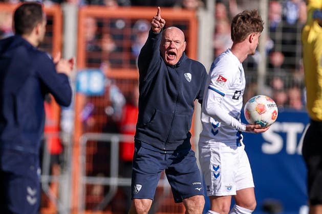 15.02.2026, Fußball, VfL Bochum - SC Paderborn 07, 2. Fußball Bundesliga, 22. Spieltag, Vonovia Ruhrstadion, Saison 2025 2026: Cheftrainer Uwe Rösler (VfL Bochum hc) gestikulierend am Spielfeldrand DFB regulations prohibit any use of photographs as image sequences and or quasi-video. Nordrhein-Westfalen Deutschland *** 15 02 2026, Football, VfL Bochum SC Paderborn 07, 2 Fußball Bundesliga, 22 Matchday, Vonovia Ruhrstadion, Season 2025 2026 Head coach Uwe Rösler VfL Bochum hc gesticulating on the sidelines DFB regulations prohibit any use of photographs as image sequences and or quasi video Nordrhein Westfalen Germany