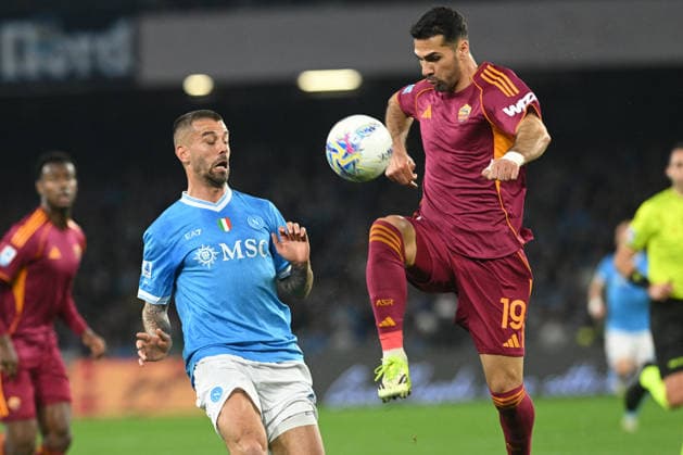 CALCIO - Serie A - SSC Napoli vs AS Roma Leonardo Spinazzola of SSC Napoli competes for the ball with Zeki Celik of AS roma during the Serie A Enelive match between SSC Napoli vs AS Roma :Danilo Gemito Live Photo Naples Italy  Copyright: xIPAxSport ABACAx