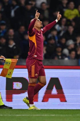 CALCIO - Serie A - SSC Napoli vs AS Roma Donyell Malen of A.S. Roma celebrates after scoring the goal of 0-1 during the 25th day of the Serie A Championship between S.S.C. Napoli and A.S. Roma at the Diego Armando Maradona Stadium on February 15, 2026 in Naples, Italy. Naples Italy  Copyright: xIPAxSport ABACAx