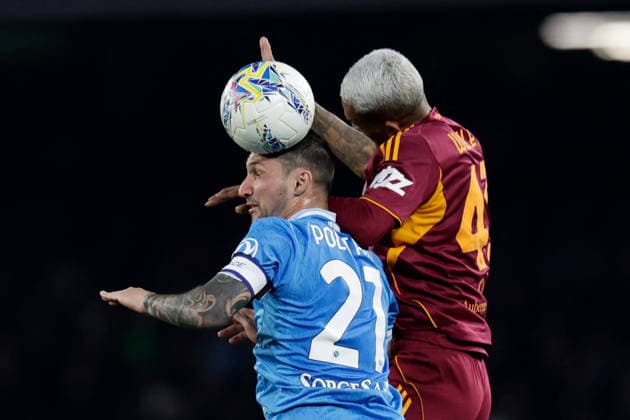 CALCIO - Serie A - SSC Napoli vs AS Roma Napoli s Italian forward Matteo Politano challenges for the ball with Roma s Brazilian defender Wesley during the Serie A football match between SSC Napoli and AS Roma at the Diego Armando Maradona Stadium in Naples, February 15, 2026. Naples Italy  Copyright: xIPAxSport ABACAx