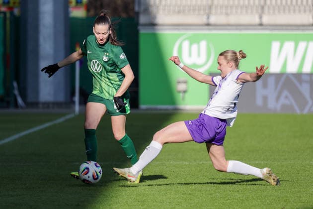 15.02.2026, xgrfx, Fussball Google Pixel Frauen-Bundesliga, VfL Wolfsburg - SGS Essen v.l. Joelle Wedemeyer (VfL Wolfsburg), Paula Flach (SGS Essen) (DFL DFB REGULATIONS PROHIBIT ANY USE OF PHOTOGRAPHS as IMAGE SEQUENCES and or QUASI-VIDEO) Wolfsburg
