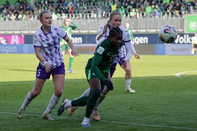 15.02.2026, xgrfx, Fussball Google Pixel Frauen-Bundesliga, VfL Wolfsburg - SGS Essen v.l. Leonie Köpp (SGS Essen), Lineth Beerensteyn (VfL Wolfsburg) (DFL DFB REGULATIONS PROHIBIT ANY USE OF PHOTOGRAPHS as IMAGE SEQUENCES and or QUASI-VIDEO) Wolfsburg