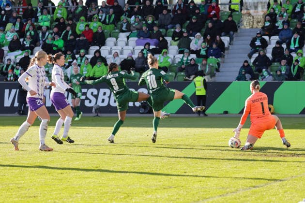 15.02.2026, xgrfx, Fussball Google Pixel Frauen-Bundesliga, VfL Wolfsburg - SGS Essen v.l. Lineth Beerensteyn, Svenja Huth (VfL Wolfsburg), Kim Sindermann (SGS Essen) (DFL DFB REGULATIONS PROHIBIT ANY USE OF PHOTOGRAPHS as IMAGE SEQUENCES and or QUASI-VIDEO) Wolfsburg
