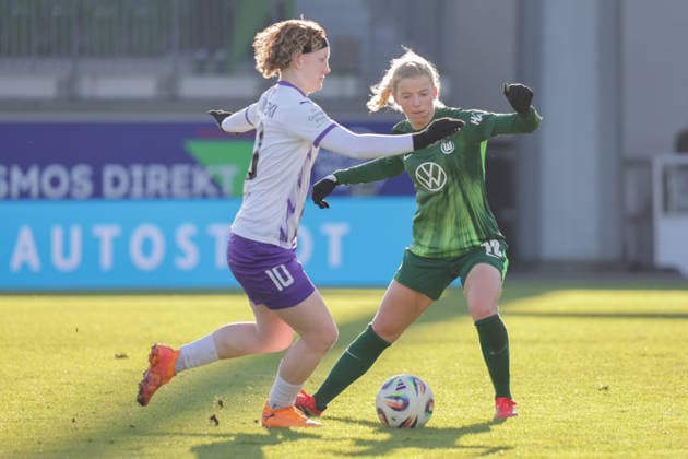 15.02.2026, xgrfx, Fussball Google Pixel Frauen-Bundesliga, VfL Wolfsburg - SGS Essen v.l. Natasha Kowalski (SGS Essen), Justine Kielland (VfL Wolfsburg) (DFL DFB REGULATIONS PROHIBIT ANY USE OF PHOTOGRAPHS as IMAGE SEQUENCES and or QUASI-VIDEO) Wolfsburg