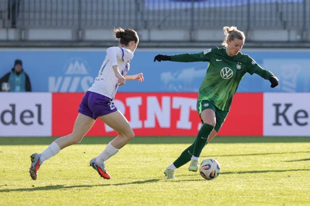 15.02.2026, xgrfx, Fussball Google Pixel Frauen-Bundesliga, VfL Wolfsburg - SGS Essen v.l. Teresa Buonarroti (SGS Essen), Alexandra Popp (VfL Wolfsburg) (DFL DFB REGULATIONS PROHIBIT ANY USE OF PHOTOGRAPHS as IMAGE SEQUENCES and or QUASI-VIDEO) Wolfsburg