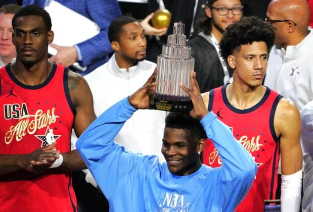 (260216) -- LOS ANGELES, Feb. 16, 2026 -- Team USA Stars Anthony Edwards (front) lifts the MVP trophy after the NBA, Basketball Herren, USA All Star Game between Team USA Stripes and Team USA Stars in Los Angeles, the United States, Feb. 15, 2026. ) (SP)U.S.-LOS ANGELES-BASKETBALL-NBA-ALL STAR GAME WuxXiaoling 