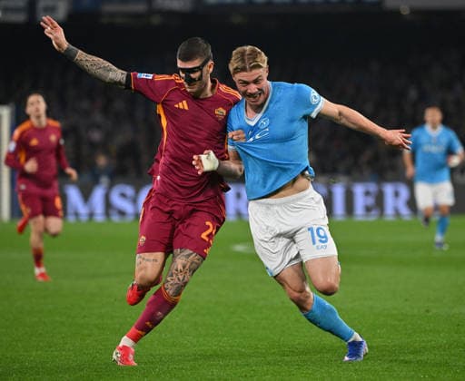 (260216) -- NAPLES, Feb. 16, 2026 -- Napoli s Rasmus Hojlund (R) vies with Roma s Gianluca Mancini during a Serie A soccer match between Napoli and Roma in Naples, Italy, Feb. 15, 2026. (Photo by Xinhua) (SP)ITALY-NAPLES-FOOTBALL-SERIE A-NAPOLI VS ROMA AlbertoxLingria 