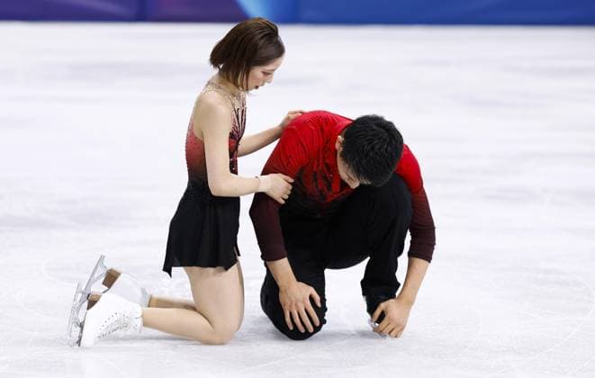Milan Cortina Olympics: Figure skating, Eiskunstlauf Riku Miura (L) of Japan consoles her partner Ryuichi Kihara after their performance in the pairs figure skating short program at the Milan Cortina Olympics at Milano Ice Skating Arena in Milan on Feb. 15, 2026.  A14AA0005291188P