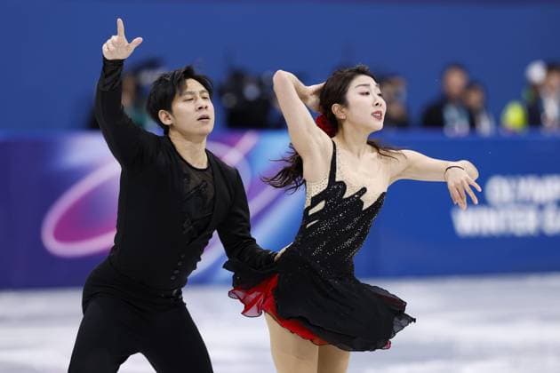 Milan Cortina Olympics: Figure skating, Eiskunstlauf Sui Wenjing (R) and Han Cong of China perform in the pairs figure skating short program at the Milan Cortina Olympics at Milano Ice Skating Arena in Milan on Feb. 15, 2026.  A14AA0005291908P