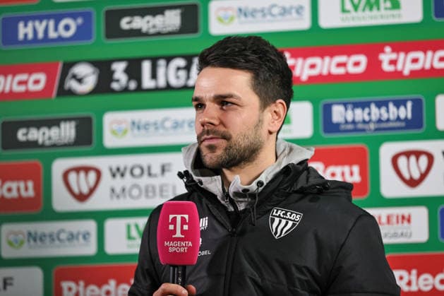15.02.2026, Fussball, Herren, 3. Liga, 24. Spieltag Saison 2025-2026 Dritte Liga: FC Schweinfurt 05 - FC Ingolstadt Trainer Victor Kleinhenz (FC Schweinfurt 05) beim Interview, Einzelbild Schweinfurt Riedel Bau Arena im Sachs-Stadio Bayern Unterfranken Deutschland