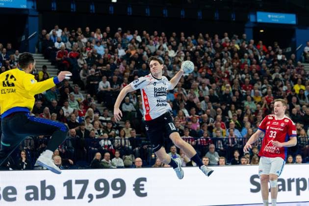 RECORD DATE NOT STATED Szene mit Benjamin Buric (1; SG Flensburg Handewitt), Johannes Golla (4; SG Flensburg Handewitt), Niclas Kirkelokke (5; SG Flensburg Handewitt) und Moritz Sauter (33; HSV Hamburg) Niclas Kirkelokke (5; SG Flensburg Handewitt) mit Wurf gegen Moritz Sauter (33; HSV Hamburg) Copyright: xPhilippHeistx