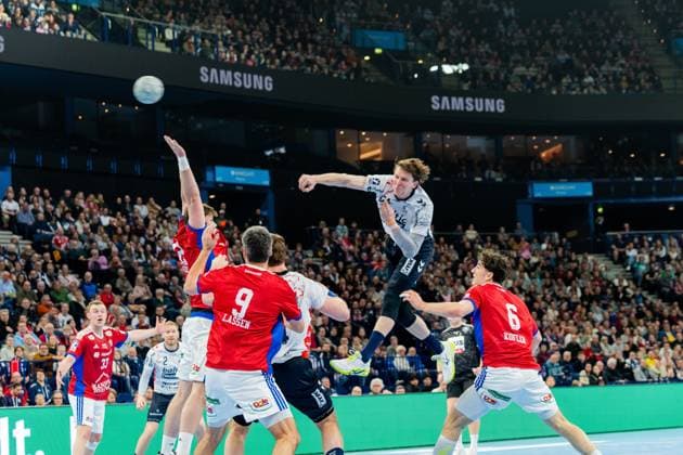 RECORD DATE NOT STATED Szene mit Niclas Kirkelokke (5; SG Flensburg Handewitt), Johannes Golla (4; SG Flensburg Handewitt), Lasse Moller (64; SG Flensburg Handewitt), Elias Kofler (10; HSV Hamburg), Moritz Sauter (33; HSV Hamburg) und 2; HSV Hamburg Szene mit Niclas Kirkelokke (5; SG Flensburg Handewitt) und Elias Kofler (10; HSV Hamburg) Copyright: xPhilippHeistx