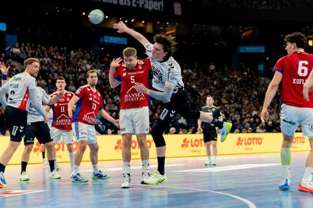 RECORD DATE NOT STATED Szene mit Lasse Moller (64; SG Flensburg Handewitt), Oliver Norlyk (5; HSV Hamburg), Johannes Golla (4; SG Flensburg Handewitt), Emil Jakobsen (31; SG Flensburg Handewitt), Niklas Weller (13; HSV Hamburg) und Nicolaj Jörgensen (11; HSV Hamburg) Szene mit Lasse Moller (64; SG Flensburg Handewitt) und Oliver Norlyk (5; HSV Hamburg) Copyright: xPhilippHeistx