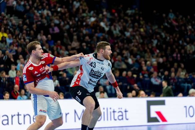 RECORD DATE NOT STATED Szene mit Blazenko Lackovic (0; HSV Hamburg), Niklas Weller (13; HSV Hamburg) und Blaz Blagotinsek (43; SG Flensburg Handewitt) Niklas Weller (13; HSV Hamburg) und Blaz Blagotinsek (43; SG Flensburg Handewitt) im Zweikampf Copyright: xPhilippHeistx