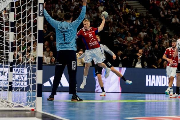 RECORD DATE NOT STATED Szene mit Benjamin Buric (1; SG Flensburg Handewitt), Frederik Bo Andersen (21; HSV Hamburg), Jacob Lassen (9; HSV Hamburg) und Mohamed El-Tayar (12; HSV Hamburg) Frederik Bo Andersen (21; HSV Hamburg) mit Ball vor Benjamin Buric (1; SG Flensburg Handewitt) Copyright: xPhilippHeistx