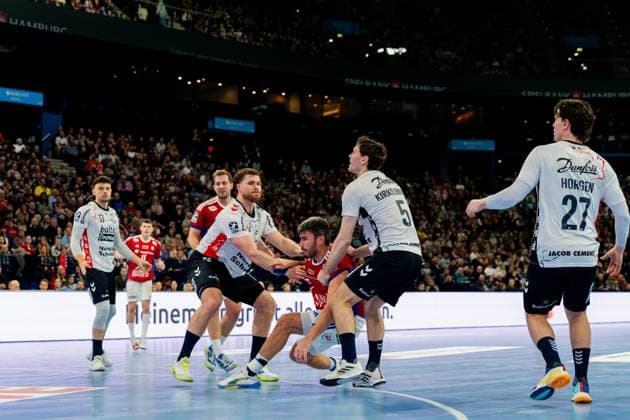 RECORD DATE NOT STATED Szene mit Aksel Horgen (27; SG Flensburg Handewitt), Niclas Kirkelokke (5; SG Flensburg Handewitt), Johannes Golla (4; SG Flensburg Handewitt), Jacob Lassen (9; HSV Hamburg), Niklas Weller (13; HSV Hamburg), Marko Grgi? (71; SG Flensburg Handewitt), Nicolaj Jörgensen (11; HSV Hamburg), Blazenko Lackovic (0; HSV Hamburg) und Benjamin Buric (1; SG Flensburg Handewitt) Aksel Horgen (27; SG Flensburg Handewitt) und Niclas Kirkelokke (5; SG Flensburg Handewitt) im Zweikampf mit Jacob Lassen (9; HSV Hamburg) und Niklas Weller (13; HSV Hamburg) Copyright: xPhilippHeistx