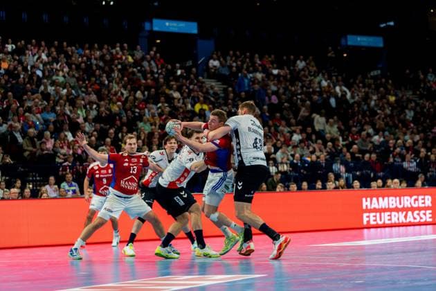 RECORD DATE NOT STATED Szene mit Benjamin Buric (1; SG Flensburg Handewitt), Moritz Sauter (33; HSV Hamburg), Andreas Magaard (4; HSV Hamburg), Kaj Geenen (5; HSV Hamburg), Jacob Lassen (9; HSV Hamburg), Lasse Moller (64; SG Flensburg Handewitt) und Niklas Weller (13; HSV Hamburg) Szene mit Benjamin Buric (1; SG Flensburg Handewitt) und Moritz Sauter (33; HSV Hamburg) Copyright: xPhilippHeistx