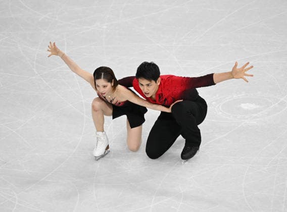 (260216) -- MILAN, Feb. 16, 2026 -- Miura Riku and Kihara Ryuichi of Japan perform during the Figure skating, Eiskunstlauf pair skating short program match at the Milan-Cortina 2026 Olympic Winter games, Winterspiele,Spiele, Summer games in Milan, Italy, Feb. 15, 2026. ) (MICO2026)ITALY-MILAN-OLYMPIC WINTER GAMES-FIGURE SKATING-PAIR SKATING-SHORT PROGRAM ChengxMin 