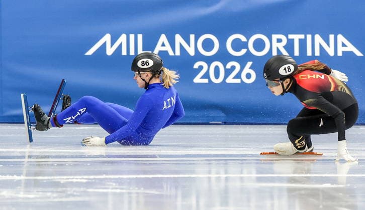 ITALY, MILAN - FEBRUARY 16, 2026: Alena Krylova (L) of Russia and Gong Li of China compete in the women s 1,000m short-track Speed skating, Eisschnelllauf quarterfinals during the 2026 Winter Olympic Games, Olympische Spiele, Olympia, OS at the Milano Ice Skating Arena. Peter Kovalev TASS  88798848