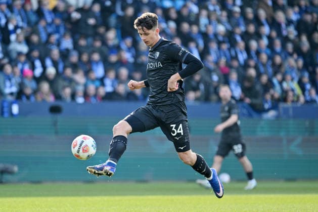 Cajetan Lenz (VfL Bochum) 15.02.2026, Fussball 2. Bundesliga, Saison 2025 2026, 22. Spieltag, VfL Bochum - SC Paderborn 0:0 DFL regulations prohibit any use of photographs as image sequences and or quasi-video Bochum Vonovia Ruhrstadion Nordrhein Westfalen Deutschland *** Cajetan Lenz VfL Bochum 15 02 2026, Soccer 2 Bundesliga, Season 2025 2026, 22 Matchday, VfL Bochum SC Paderborn 0 0 DFL regulations prohibit any use of photographs as image sequences and or quasi video Bochum Vonovia Ruhrstadion Nordrhein Westfalen Germany Team2