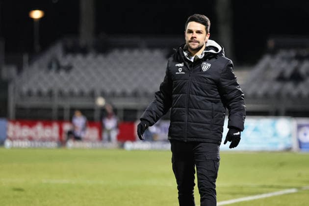 15.02.2026, Fussball, Herren, 3. Liga, 24. Spieltag Saison 2025-2026 Dritte Liga: FC Schweinfurt 05 - FC Ingolstadt Trainer Victor Kleinhenz (FC Schweinfurt 05) an der Seitenlinie, Einzelfoto Schweinfurt Riedel Bau Arena im Sachs-Stadio Bayern Unterfranken Deutschland