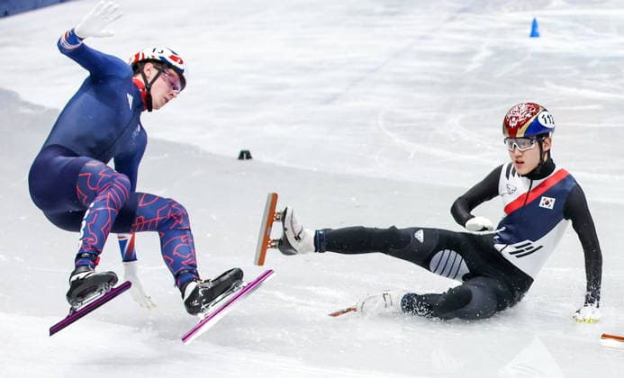 ITALY, MILAN - FEBRUARY 16, 2026: Niall Treacy (L) of the UK and Rim Jong-un of South Korea collide in the men s 500m short-track Speed skating, Eisschnelllauf heats during the 2026 Winter Olympic Games, Olympische Spiele, Olympia, OS at the Milano Ice Skating Arena. Peter Kovalev TASS  88801401