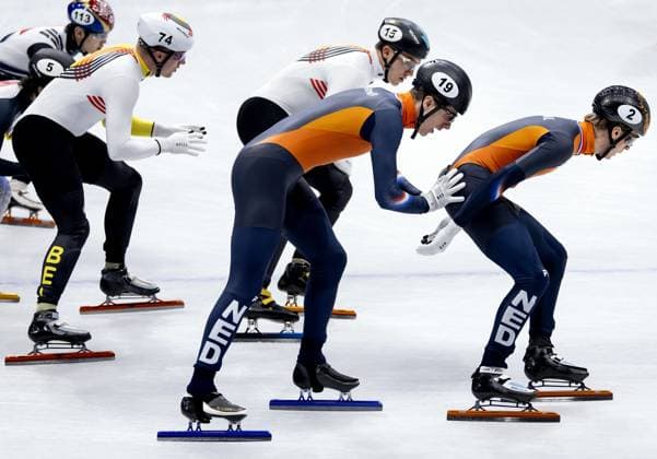 MILAN - Teun Boer and Jens van t Wout during the 5000-meter relay semifinal in the short track Speed skating, Eisschnelllauf event at the Milan Ice Skating Area at the Milan Winter Olympics. SEM VAN DER WAL ANP xVIxANPxSportx xxANPxIVx 550877093 originalFilename: 550877093.jpg