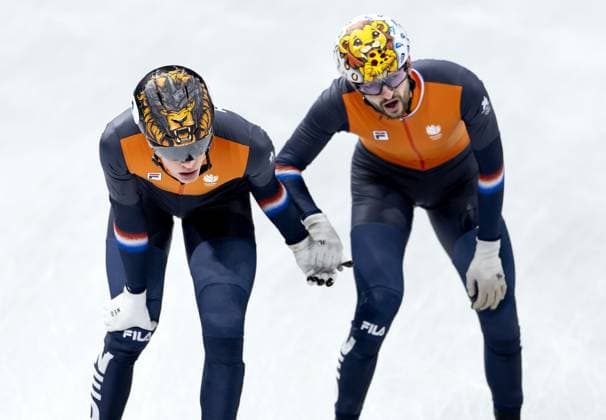 MILAN - Jens van t Wout and Itzhak de Laat during the 5000-meter relay semifinal in the short track Speed skating, Eisschnelllauf event at the Milan Ice Skating Area at the Milan Winter Olympics. ROBIN VAN LONKHUIJSEN ANP xVIxANPxSportx xxANPxIVx 550877128 originalFilename: 550877128.jpg