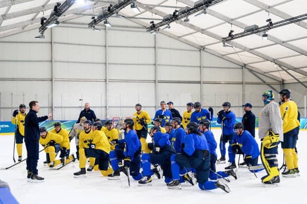 260216 Head coach Sam Hallam of Sweden at an Ice hockey, Eishockey practice session during day 10 of the 2026 Winter Olympics on February 16, 2026 in Milan. Photo: Carl Sandin BILDBYRAN kod CS CS0883 ishockey ice hockey Olympic Games, Olympische Spiele, Olympia, OS olympics winter olympics os ol olympiska spel vinter-os olympiske leker milano cortina 2026 milan cortina 2026 milano cortina 2026 olympic games milano cortina 2026 winter olympic games milano cortina-os milano cortina-ol vinter-ol 10 bbeng sverige sweden *** 260216 Head coach Sam Hallam of Sweden at an ice hockey practice session during day 10 of the 2026 Winter Olympics on February 16, 2026 in Milan Photo Carl Sandin BILDBYRAN kod CS CS0883 ishockey ice hockey olympic games olympics winter olympics os ol olympiska spel vinter os olympiske leker milano cortina 2026 milan cortina 2026 milano cortina 2026 olympic games milano cortina 2026 winter olympic games milano cortina os milano cortina ol vinter ol 10 bbeng sverige sweden  Copyright: CARLxSANDIN BB260216CS031