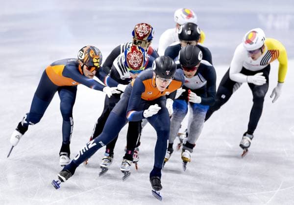 MILAN - Friso Emons and Teun Boer during the 5000-meter relay semifinal in the short track Speed skating, Eisschnelllauf event at the Milan Ice Skating Area at the Milan Winter Olympics. ROBIN VAN LONKHUIJSEN ANP xVIxANPxSportx xxANPxIVx 550878711 originalFilename: 550878711.jpg