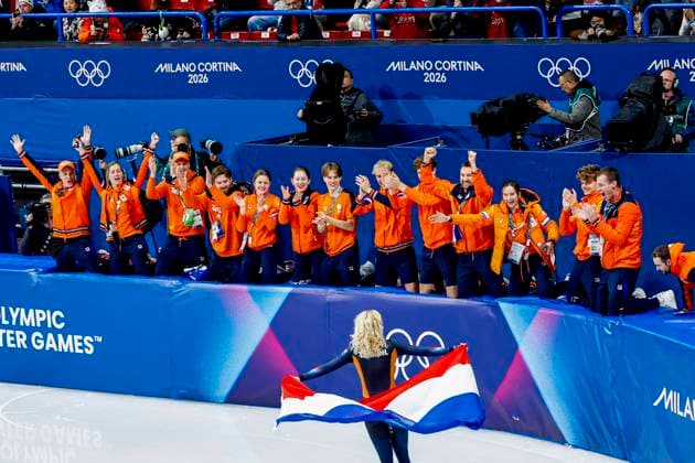 teamNL applauds for winner Xandra Velzeboer of the Netherlands after Women s 1000m Finals, Milano Cortina 2026 Winter Olympics: Day 10, Short Track Speed skating, Eisschnelllauf - Milano Cortina 2026 Winter Olympics: Day 10, Milano Speed Skating Stadium, February 16, 2026, Milan, Italy.