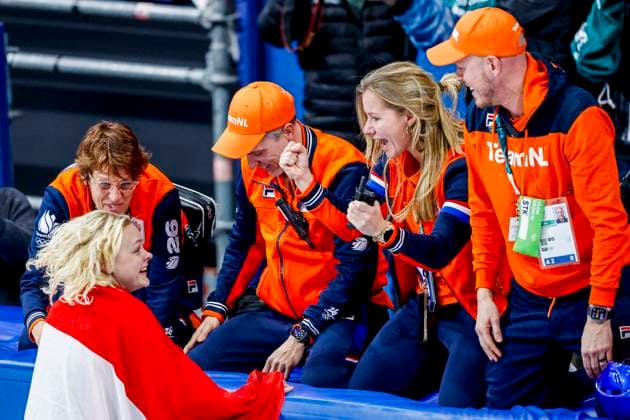 winner Xandra Velzeboer of the Netherlands celebrates with TeamNL after Women s 1000m Finals, Milano Cortina 2026 Winter Olympics: Day 10, Short Track Speed skating, Eisschnelllauf - Milano Cortina 2026 Winter Olympics: Day 10, Milano Speed Skating Stadium, February 16, 2026, Milan, Italy.