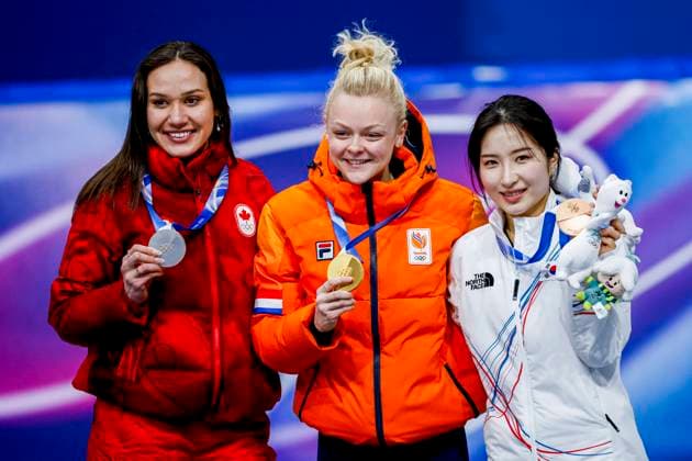 second Courtney Sarault of Canada and winner Xandra Velzeboer of the Netherlands and third Gilli Kim of Republic of Korea smiling during the medal ceremony after Women s 1000m Finals, Milano Cortina 2026 Winter Olympics: Day 10, Short Track Speed skating, Eisschnelllauf - Milano Cortina 2026 Winter Olympics: Day 10, Milano Speed Skating Stadium, February 16, 2026, Milan, Italy.