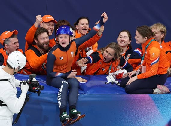 (260216) -- MILAN, Feb. 16, 2026 -- Xandra Velzeboer (front) of the Netherlands celebrates after the short track Speed skating, Eisschnelllauf women s 1000m final A at the Milan-Cortina 2026 Olympic Winter games, Winterspiele,Spiele, Summer games in Milan, Italy, Feb. 16, 2026. ) (MICO2026)ITALY-MILAN-OLYMPIC WINTER GAMES-SHORT TRACK SPEED SKATING-WOMEN S 1000M-FINALS LixMing 