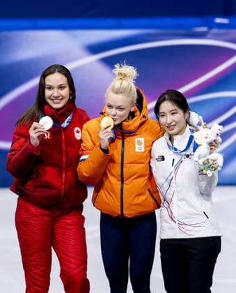MILAN Courtney Sarault of Canada, Xandra Velzeboer, and Gilli Kim of South Korea during the medal ceremony for the 1000-meter short track Speed skating, Eisschnelllauf at the Milan Ice Skating Area at the Milan Winter Olympics. ROBIN VAN LONKHUIJSEN ANP xVIxANPxSportx xxANPxIVx 550882655 originalFilename: 550882655.jpg