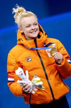 MILAN - Xandra Velzeboer during the medal ceremony for the 1000-meter short track Speed skating, Eisschnelllauf event at the Milan Ice Skating Area at the Milan Winter Olympics. ROBIN VAN LONKHUIJSEN ANP xVIxANPxSportx xxANPxIVx 550882661 originalFilename: 550882661.jpg
