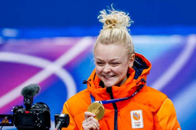 winner Xandra Velzeboer of the Netherlands smiling during the medal ceremony after Women s 1000m Finals, Milano Cortina 2026 Winter Olympics: Day 10, Short Track Speed skating, Eisschnelllauf - Milano Cortina 2026 Winter Olympics: Day 10, Milano Speed Skating Stadium, February 16, 2026, Milan, Italy.