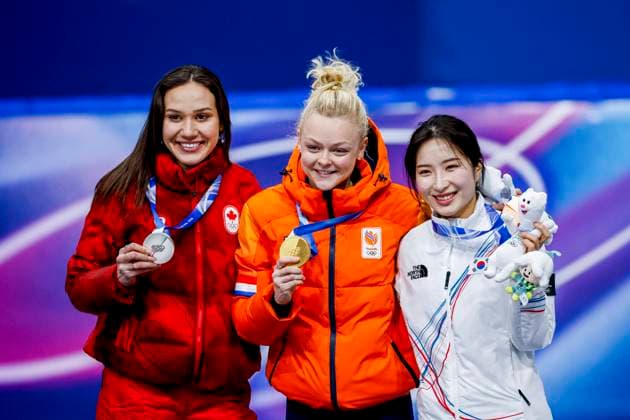 second Courtney Sarault of Canada and winner Xandra Velzeboer of the Netherlands and third Gilli Kim of Republic of Korea smiling during the medal ceremony after Women s 1000m Finals, Milano Cortina 2026 Winter Olympics: Day 10, Short Track Speed skating, Eisschnelllauf - Milano Cortina 2026 Winter Olympics: Day 10, Milano Speed Skating Stadium, February 16, 2026, Milan, Italy.