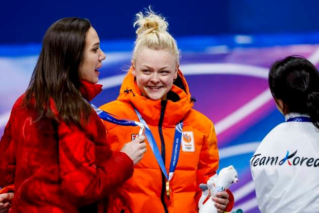 winner Xandra Velzeboer of the Netherlands smiling during the medal ceremony after Women s 1000m Finals, Milano Cortina 2026 Winter Olympics: Day 10, Short Track Speed skating, Eisschnelllauf - Milano Cortina 2026 Winter Olympics: Day 10, Milano Speed Skating Stadium, February 16, 2026, Milan, Italy.