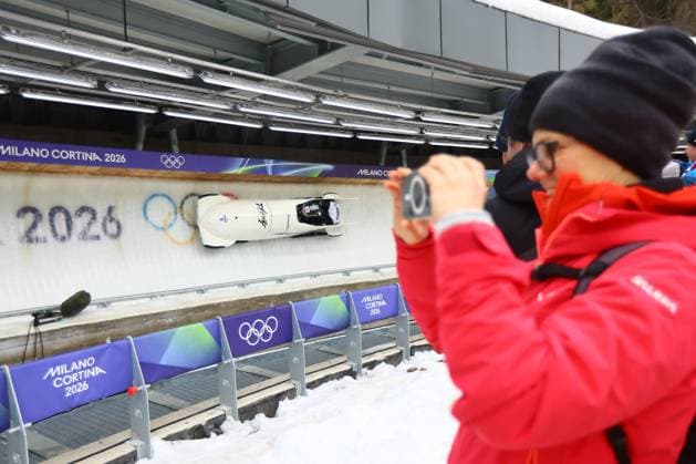 Jeux Olympiques d hiver Milan Cortina PHOTOPQR LE COURRIER PICARD Haslin ; Cortina d Ampezzo ; 16 02 2026 ; 16 02 26 Jeux Olympiques d hiver Milan Cortina - Winter Olympics games Milano Cortina Bobsleigh bob à 2 Le bob Coréen filmé par une spectatrice Photo Fred Haslin Winter olympics in Milan Cortina, Italy. Cortina d Ampezzo Dolomites France  Copyright: xPHOTOPQR LExCOURRIERxPICARD MAXPxHaslinx 20260216LCP2470 20260216LCP2470