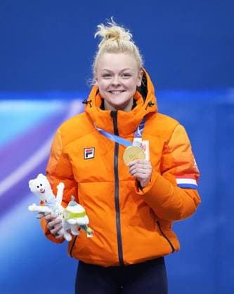 Milan Cortina Olympics: Short track Speed skating, Eisschnelllauf Xandra Velzeboer of the Netherlands poses after winning the women s 1,000-meter short track speed skating gold at the Milan Cortina Olympics on Feb. 16, 2026, at Milano Ice Skating Arena in Milan.  A14AA0005293040P