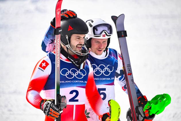 BORMIO, ITALIEN 20260216 Loic Meillard fran Schweiz (guld) och Norges Henrik Kristoffersen (brons) efter herrarnas slalom pa Stelvio Ski Center i Bormio, Italien. *** Bilden ingar i SPORTPAKET. För övriga BETALBILD *** BORMIO ITALIEN x10080x *** BORMIO, ITALY 20260216 Loic Meillard from Switzerland gold and Norways Henrik Kristoffersen bronze after the mens slalom at Stelvio Ski Center in Bormio, Italy Picture in SPORTPAKET For others PAYPICTURE BORMIO ITALY x10080x  Copyright: xFredrikxSandberg TTx OS 2026 ALPINT SLALOM HERRAR