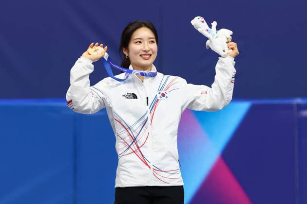 February 16, 2026, Milan, Lombardy, Italy: KIM GILLI of Korea celebrates with her bronze medal won in the Women s 1000m of the Short Track Speed skating, Eisschnelllauf at the Milano Cortina 2026 Winter Olympic Games, Olympische Spiele, Olympia, OS Olympics 2026: Milano Cortina: Short Track Speed Skating  - ZUMAc179 20260216_oly_c179_121 Copyright: xMickaelxChavetx