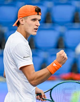 ATP, Tennis Herren Qatar ExxonMobil Open 2026-Round of 32 Jakub Mensik of Czech Republic reacts against Jan Choinski of Great Britain during the Round of 32 at the ATP men™s Qatar ExxonMobil Open 2026 at the Khalifa International Tennis Complex in Doha, Qatar, on February 16, 2026¨ DOHA Qatar Copyright: xNOUSHADx