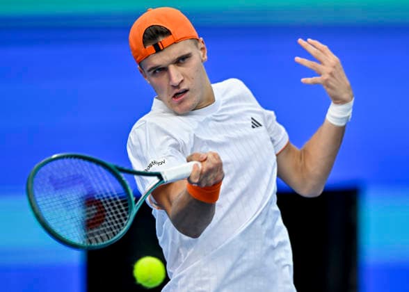 ATP, Tennis Herren Qatar ExxonMobil Open 2026-Round of 32 Jakub Mensik of Czech Republic competes against Jan Choinski of Great Britain during the Round of 32 at the ATP men™s Qatar ExxonMobil Open 2026 at the Khalifa International Tennis Complex in Doha, Qatar, on February 16, 2026¨ DOHA Qatar Copyright: xNOUSHADx