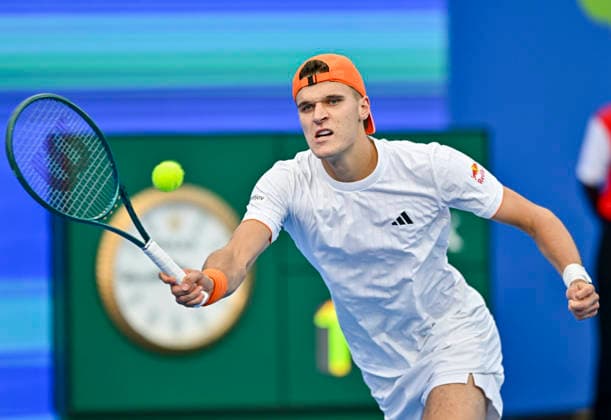 ATP, Tennis Herren Qatar ExxonMobil Open 2026-Round of 32 Jakub Mensik of Czech Republic competes against Jan Choinski of Great Britain during the Round of 32 at the ATP men™s Qatar ExxonMobil Open 2026 at the Khalifa International Tennis Complex in Doha, Qatar, on February 16, 2026¨ DOHA Qatar Copyright: xNOUSHADx